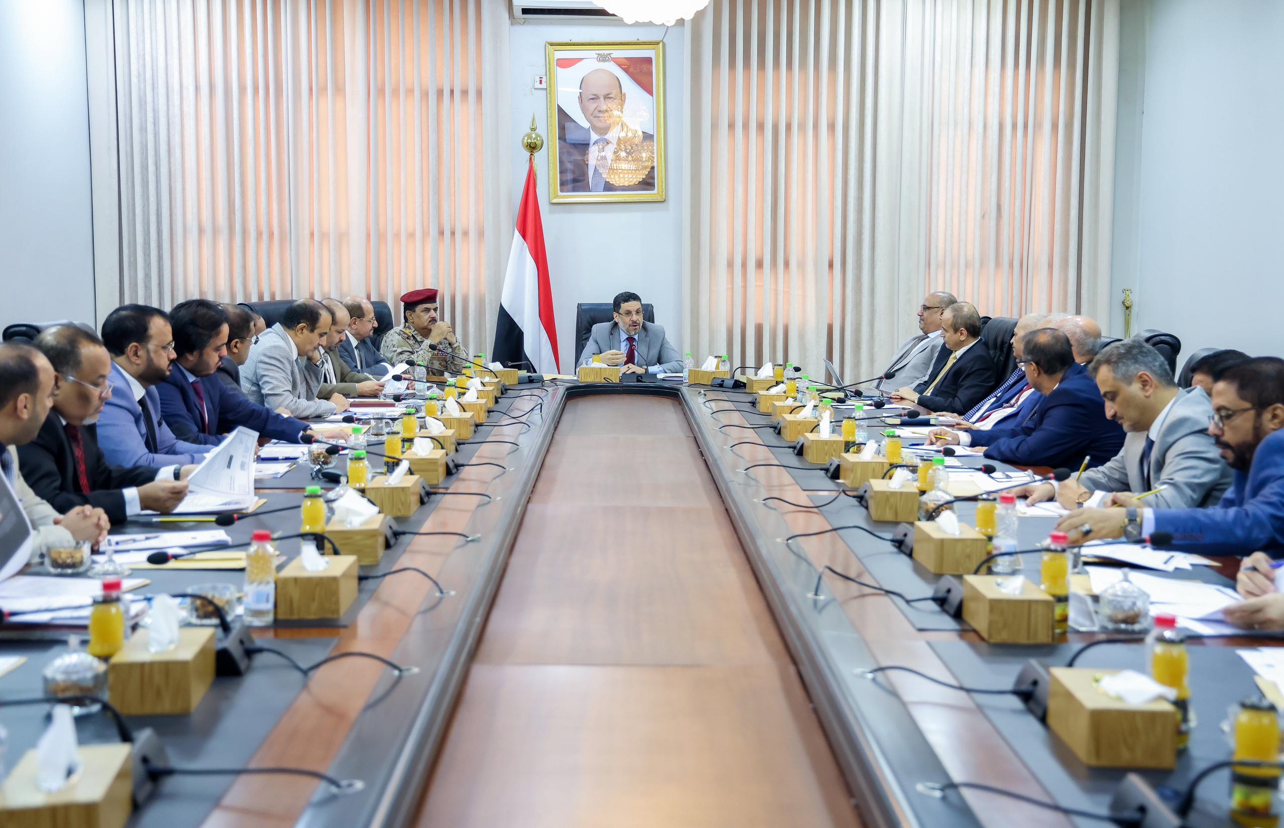 البرلماني عشال يتهم الحكومة بإبرام صفقات فساد بتواطؤ من مجلس القيادة الرئاسي