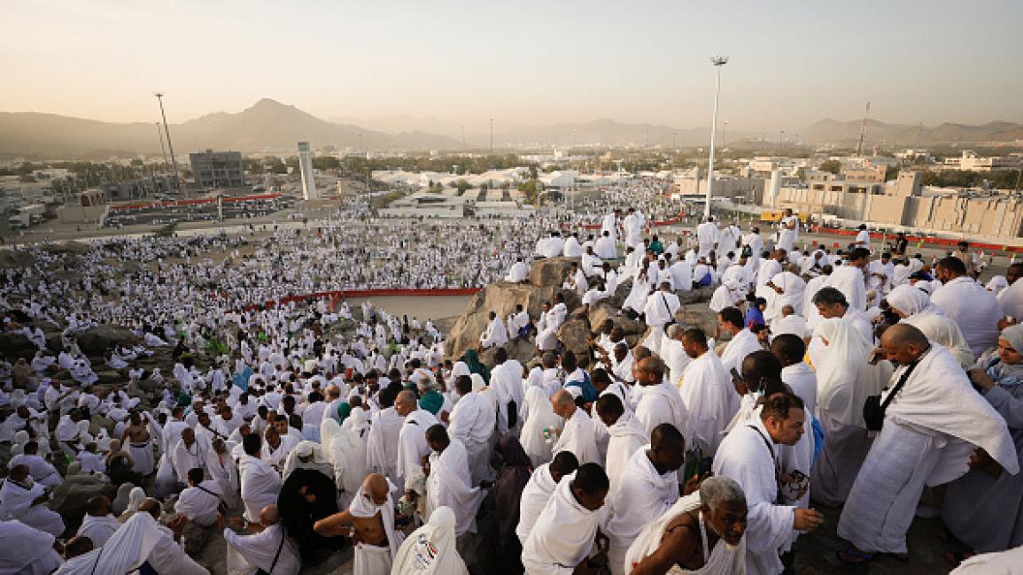 بعد المبيت في منى.. الحجاج يقفون في صعيد عرفات لأداء ركن الحج الأعظم