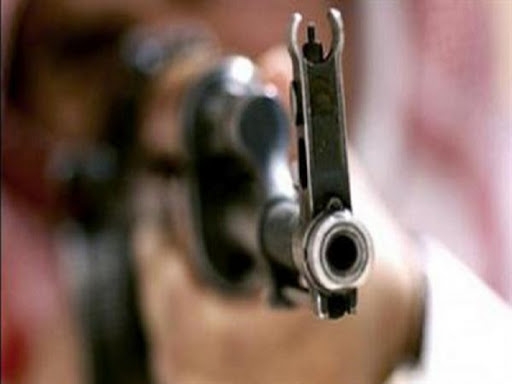 جريمة مروعة تهزّ لحج.. أب يقتل زوجته أمام أطفاله ويسلّم نفسه للشرطة