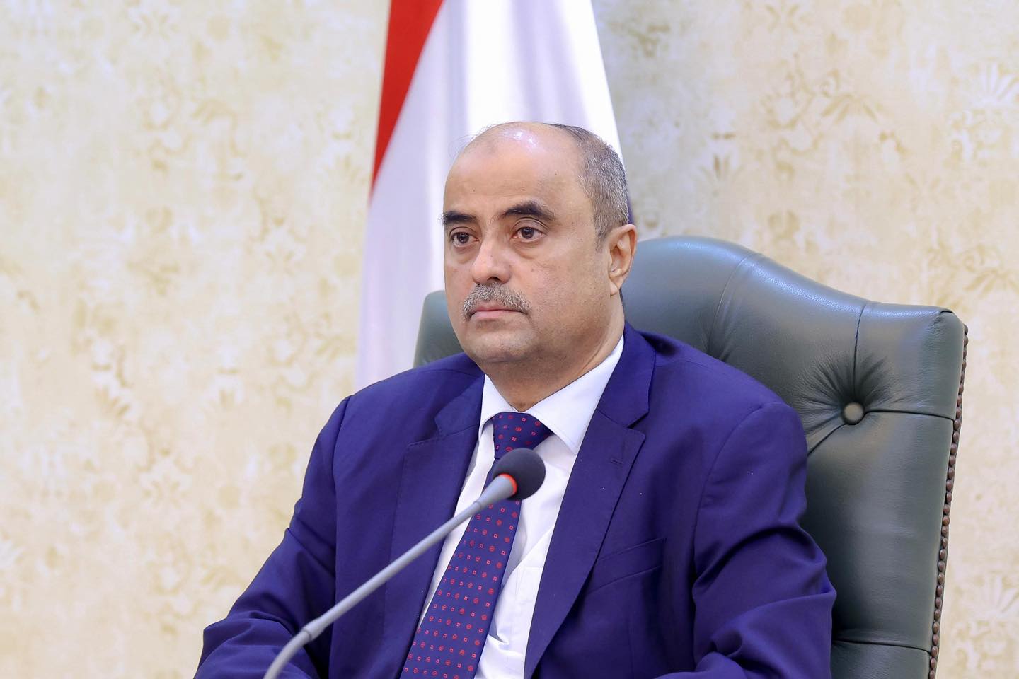 الحكومة اليمنية تتعهد بالشفافية وضبط الأسواق: لن نسمح بأي اختلال في منظومة الإيرادات 