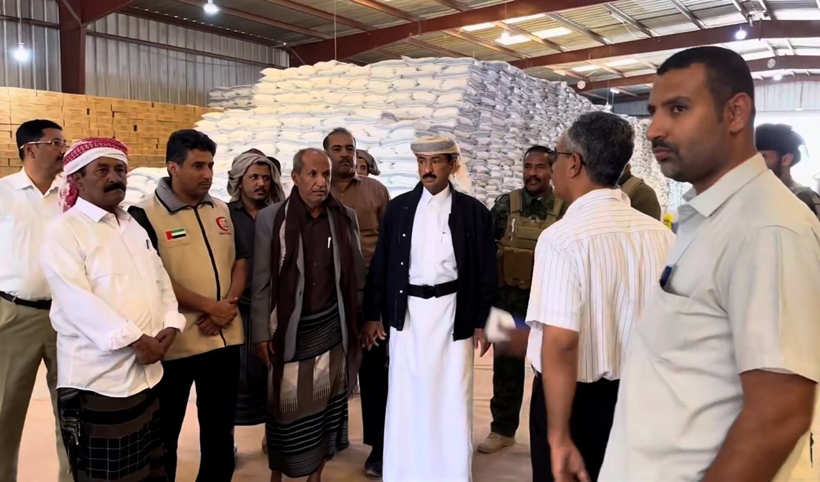 محافظ شبوة يدشن عملية توزيع المكرمة الغذائية الإماراتية 